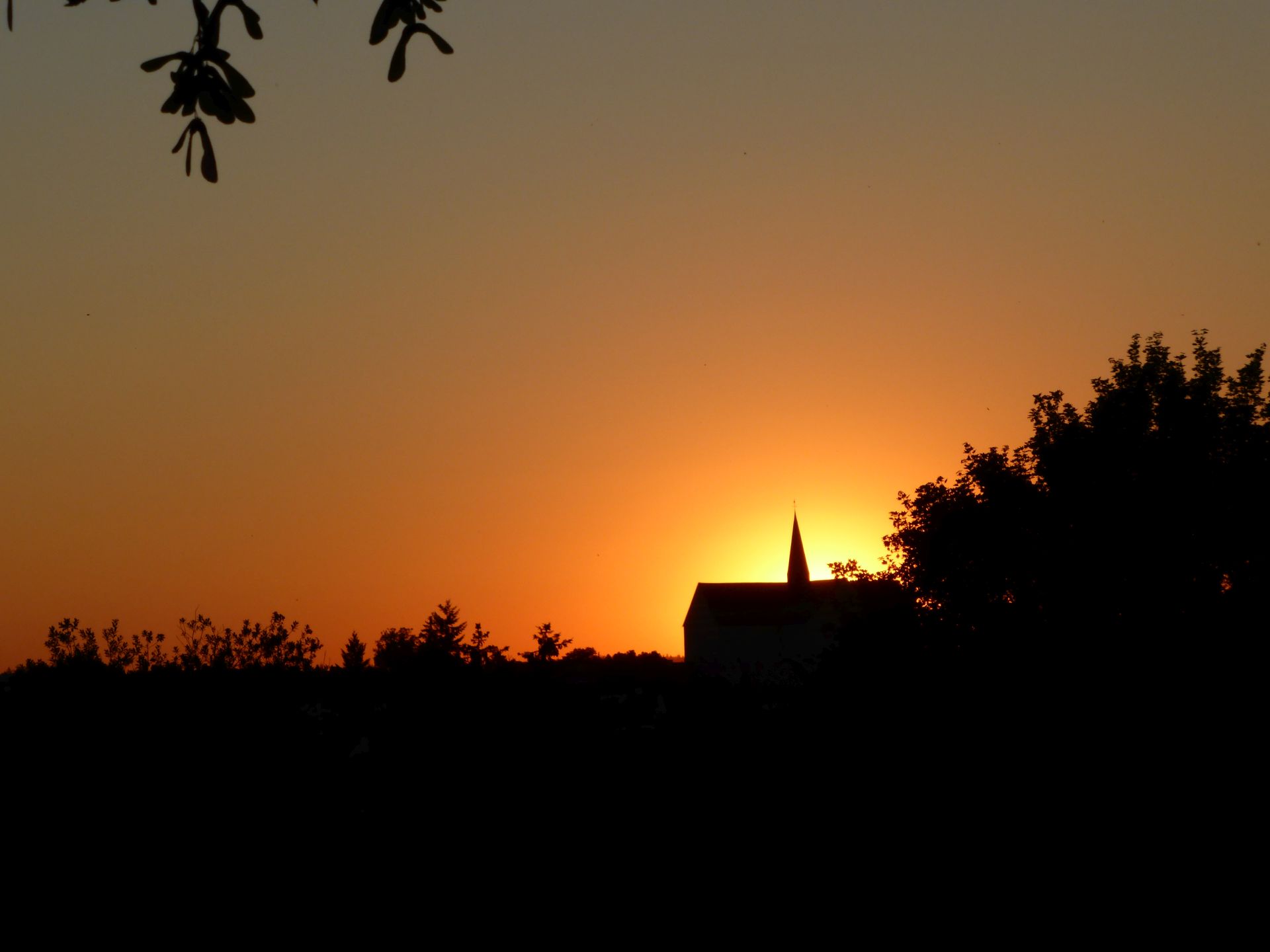 Silhouette der Stadtpfarrkirche St. Wolfgang, Blick von Universitätsstr. Richtung Westen / © M. Hochmuth