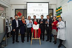 Der Werkstattleiter Verfahrenstechnik Brauprozess an der OTH Regensburg Siegfried Schrammel (Bildmitte) bei seinem Besuch an der Partnerhochschule in China.