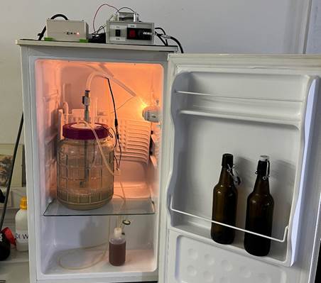 Ein Bild, das Küchengerät, Gerät, Haushaltsgerät, Kühlschrank enthält.

Automatisch generierte Beschreibung